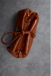 ELENA ATHANASIOU Retro Lunchbag Vinyl Cognac Καφέ λουστρίνι τσάντα χειρός