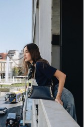 INDIVIDUAL What's a woman Μπλε δερμάτινη γυναικεία τσάντα ώμου