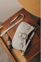 INDIVIDUAL Kiss of Life Shoulder Bag Off-White Nickel Εκρού Δερμάτινη Γυναικεία Τσάντα Ώμου με Νίκελ Στοιχεία