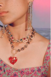 MAYOL JEWELRY Heart Of Glass Necklace Red Κόκκινο Μενταγιόν Καρδιάς με Επιχρυσωμένη αλυσίδα από ανοξείδωτο ατσάλι